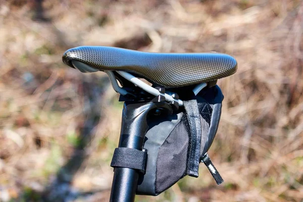 Mochila de asiento de bicicleta bajo silla de montar. Sillín pequeño unido con velcro —  Fotos de Stock