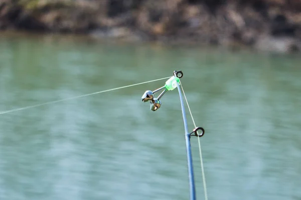 Campana de pesca al final de una caña de pescar. Las campanas sonarán cuando el pez esté enganchado. —  Fotos de Stock