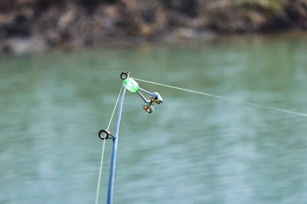 Campana de pesca al final de una caña de pescar. Las campanas sonarán cuando el pez esté enganchado. —  Fotos de Stock