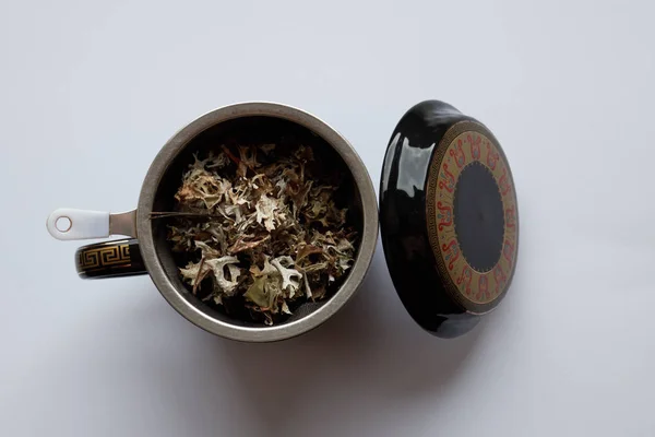 Ceremonia del té, tamiz con hojas de té de flor seca, concepto de diseño de cultura asiática taza de té — Foto de Stock