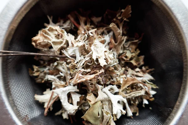 Чайна церемонія, сито з сухим листям квітка чаю, Азія культура дизайн концепція чайної чашки — стокове фото