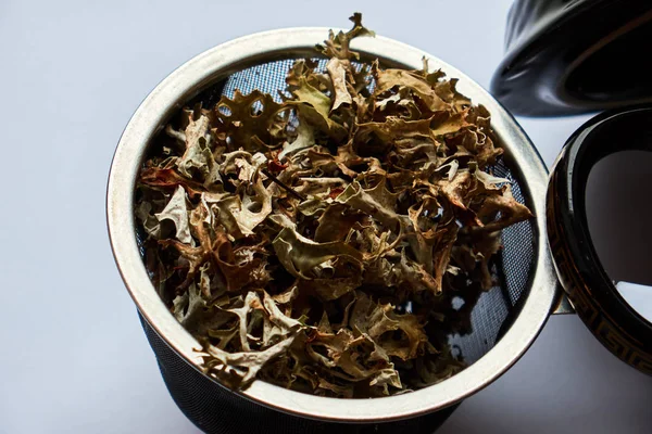 Cerimônia de chá, peneira com folhas de chá de flor seca, Ásia conceito de cultura copo de chá — Fotografia de Stock