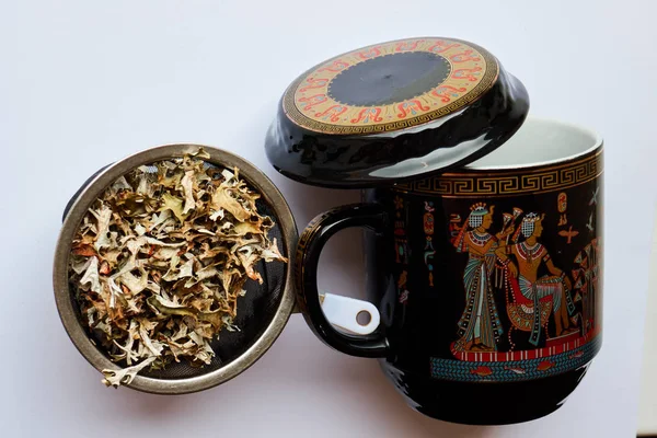 Čajový obřad, síto z suchých květinových listů, koncept kultury na čaj — Stock fotografie