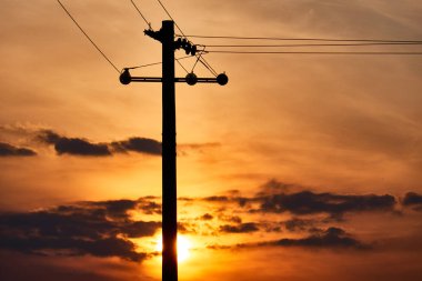 elektrik sonrası ve gündoğumu manzara , güzel günbatımı ile elektrik direkleri