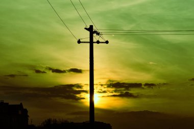 elektrik sonrası ve gündoğumu manzara , güzel günbatımı ile elektrik direkleri
