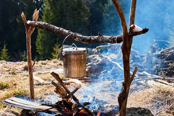 Főzés a fazék több mint tábortűz, főzés zabkása a kirándulás — Stock Fotó