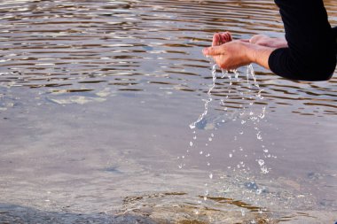 Bir adam yakın nehirde yıkanMış