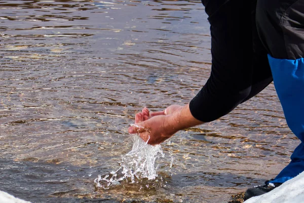 Mann wird aus nächster Nähe im Fluss angespült — Stockfoto