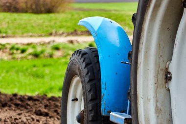 Tarlada bir traktör bitki patates ve zemin yetiştirir , Küçük bir traktör ile patates dikim