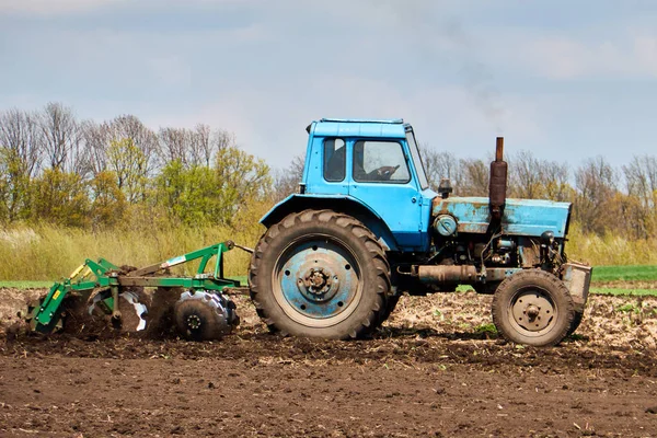 Un trattore sul campo pianta patate e coltiva il terreno, Piantare patate con un piccolo trattore — Foto Stock