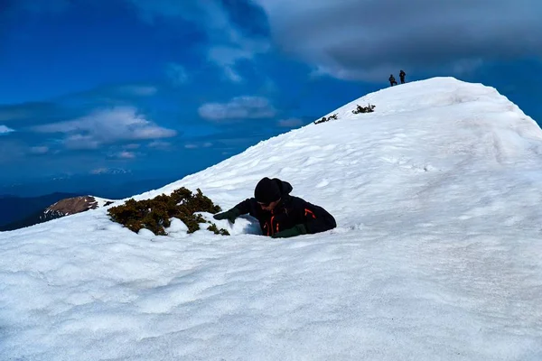 turist güzel bir manzara ile dağın tepesinde kar içine düşüyor , kış dağlarında kar boyun