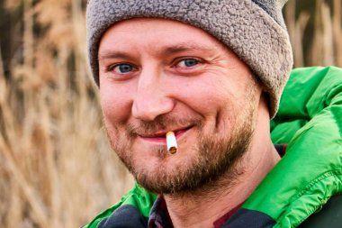 ağzında bir sigara ile çocuk , yakın çekim gülüyor