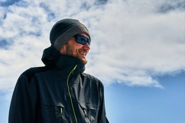 mavi gökyüzüne karşı, gözlük mutlu turist