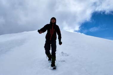 karlı dağda yalnız turist