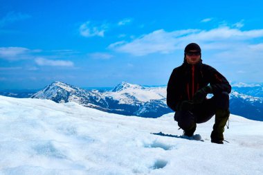 karlı dağda yalnız turist