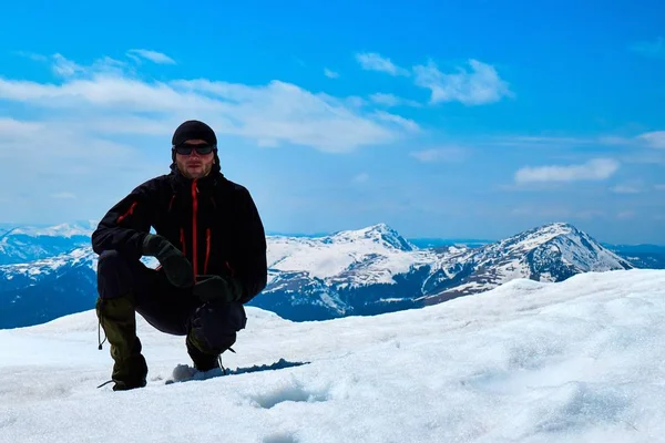 Lonely Tourist på Snowy Mountain — Stockfoto