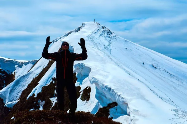 Turista solitario en la montaña nevada —  Fotos de Stock