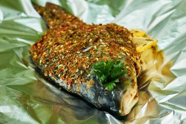 yakın pişirme önce folyo bölümleri ile kaplı sazan