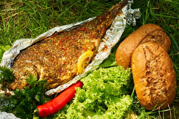 yeşil arka planda sebze ile pişmiş balık ve patates