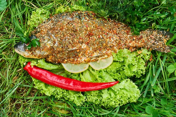 yakın pişirme önce folyo bölümleri ile kaplı sazan