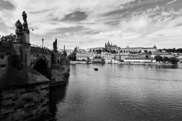 Charles Bridge in Prague. view from the bridge — Stock Photo, Image