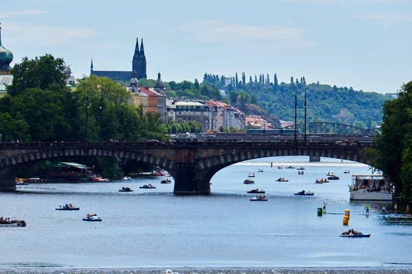 Mostu Karola w Pradze. Widok z mostu — Zdjęcie stockowe