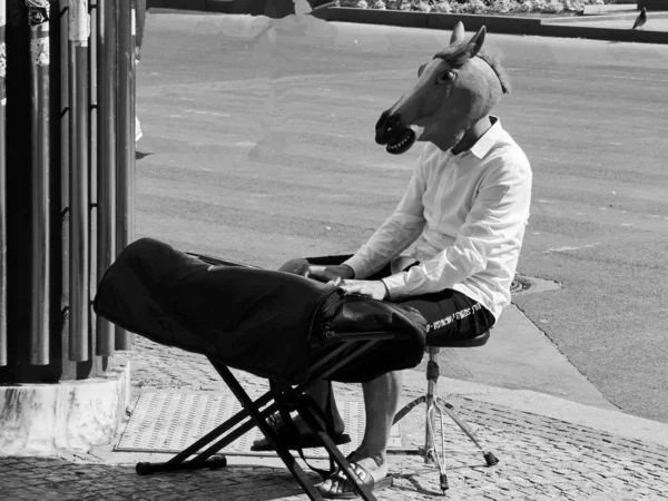 Un hombre con forma de caballo toca el piano  , —  Fotos de Stock