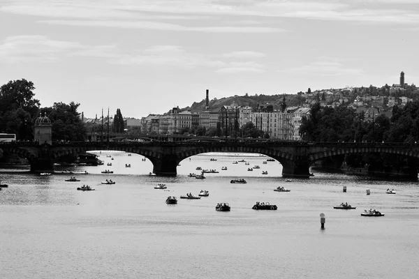 Puente de Carlos en Praga. vista desde el puente — Foto de Stock