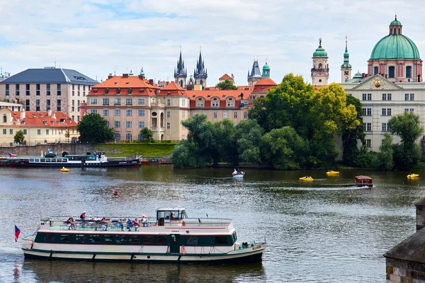 Karlův most v Praze. pohled z mostu — Stock fotografie