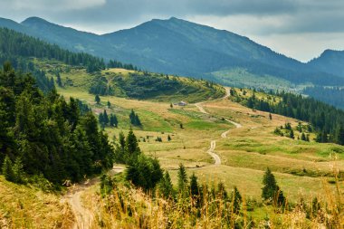 dağ aralığı ve çayırlar güzel manzara