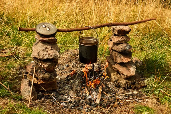 Cuisson de champignons frais sur le feu de camp en montagne — Photo