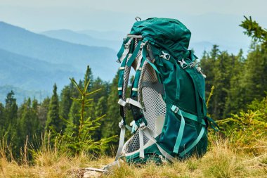 Turist sırt çantası doğada yakın çekim. Yürüyüş teması, dinlenme teması