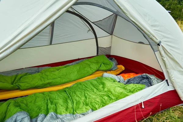 Tenda montada em um vale de montanha — Fotografia de Stock