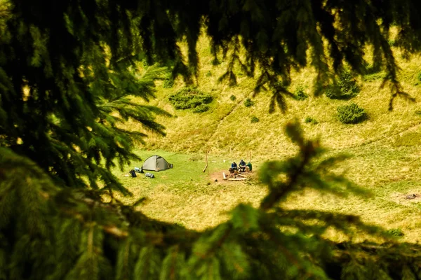 iyi bir yerde bir çadır ile kamp