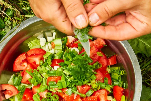 Taze salata pişiren kadın ellerini kapatın