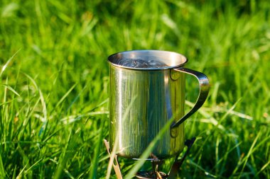 bir yürüyüşte kaynar kahve pişirme