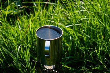 bir yürüyüşte kaynar kahve pişirme