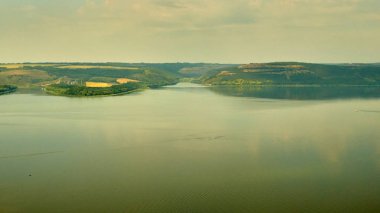 Dinyester Kanyonu, Nehir ve Bakota Körfezi'nde doğal panoramik hava manzarası. Yer: Bakota, Ukrayna
