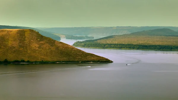 Dinyester Kanyonu, Nehir ve Bakota Körfezi'nde doğal panoramik hava manzarası. Yer: Bakota, Ukrayna