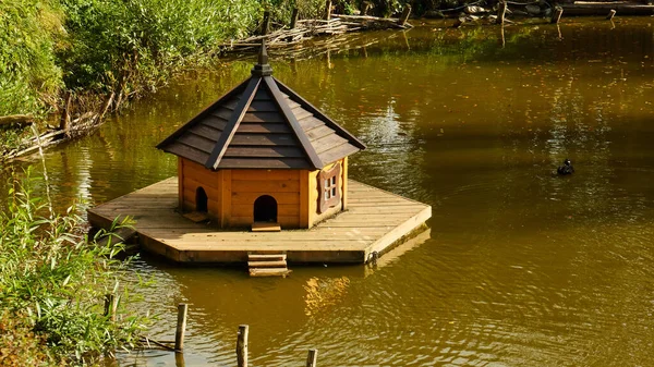 Casa flotante en el agua, casa para animales —  Fotos de Stock