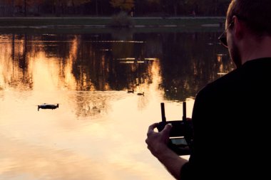 adam drone 'u kontrol ediyor. arka görünüm