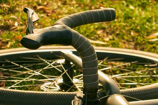 Rueda de bicicleta y volante bicicleta de grava — Foto de Stock