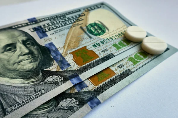 花在美元上的钱在白色背景上是孤立的. 药品费用，单行道 — 图库照片