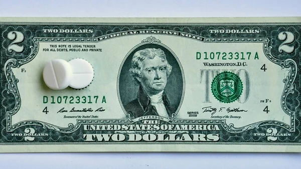 花在美元上的钱在白色背景上是孤立的. 药品费用，单行道 — 图库照片