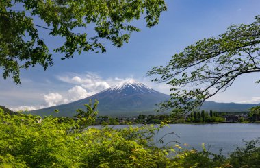 Fuji Dağı ve Gölü akçaağaç yaprakları tarafından çerçeveli Kawaguchi
