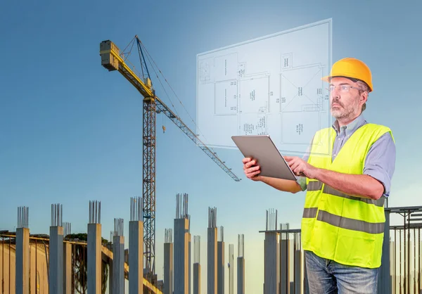 Architekt Der Hand Eines Tablets Mit Blaupause Auf Einer Baustelle — Stockfoto