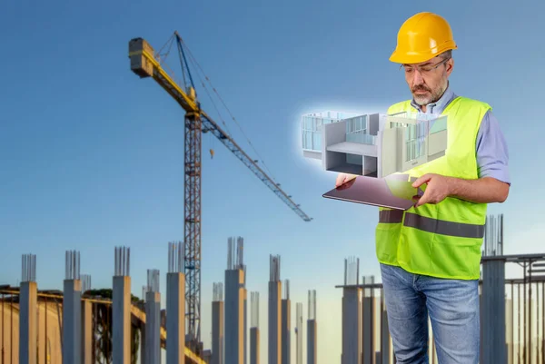 Arkitekt Costruction Webbplats Med Tablett Visar Ett Hologram — Stockfoto