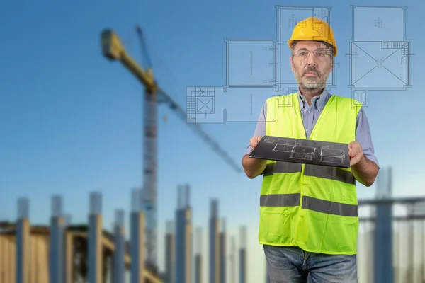 Arpenteur Tenant Une Tablette Affichant Disposition Maison Dans Site Costruction — Photo