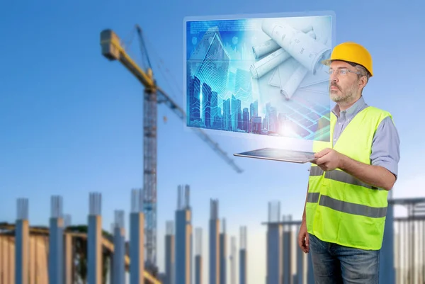 Ingenieur Hält Ein Tablet Mit Bauplänen Der Hand — Stockfoto