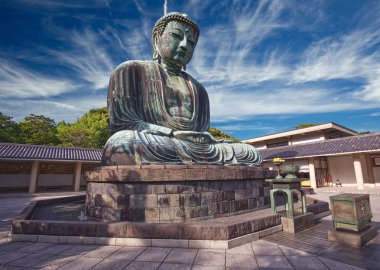 Kamakura tapınağında büyük Buda heykeli